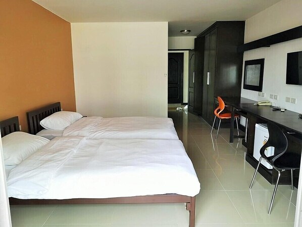 Deluxe Twin Room | Desk, free WiFi, bed sheets