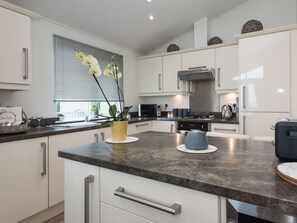 Dishwasher, cookware/dishes/utensils - Ocean Retreat Lodge (Corton, near Lowestoft)