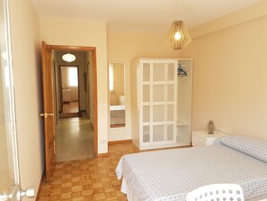 4 bedrooms, WiFi, bed sheets - Abalde House (VIGO)
