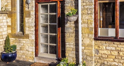 2 bedroom accommodation in Long Compton, near Chipping Norton