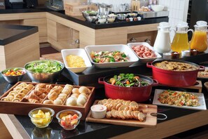 Tägliches Frühstücksbuffet gegen Gebühr