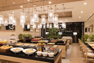 Petit déjeuner buffet servi tous les jours en supplément