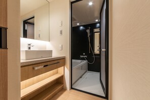 Gratis toiletartikelen, pantoffels, een bidet, handdoeken