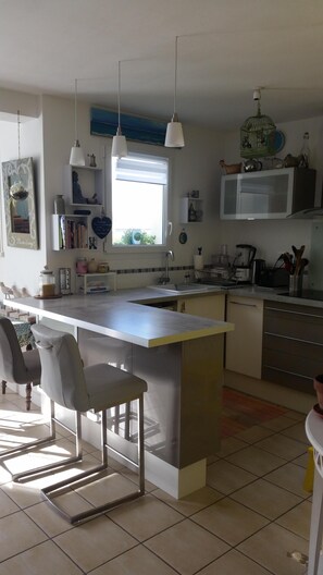 Een koelkast, een magnetron, een oven, een kookplaat