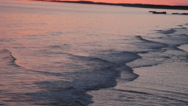 A beach with gentle waves and a sunset. - QUIET AND SERENITY - SEASIDE (VAUX SUR MER)