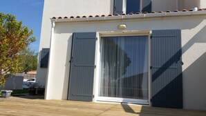 A building with a white exterior, a tiled roof, and two grey shutters. - QUIET AND SERENITY - SEASIDE (VAUX SUR MER)