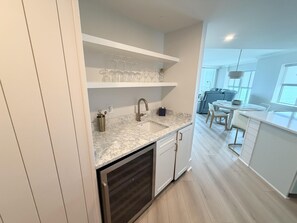 Réfrigérateur, micro-ondes, plaque de cuisson, lave-vaisselle