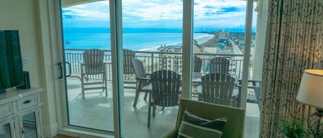 Tv, dvd-spelare och böcker