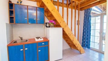 冷蔵庫、電気ポット、調理器具と食器