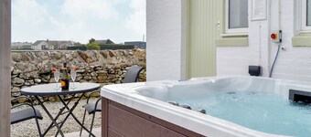 Mid Bishopton Cottage - UK10910