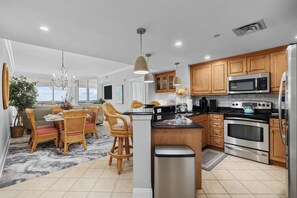 Refrigerador, microondas, horno y parrilla de estufa 