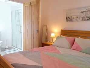 1 bedroom, free WiFi, bed sheets - 1 bedroom accommodation in Cwmsychpant, near Lampeter (Cwmsychpant, near Lampeter)