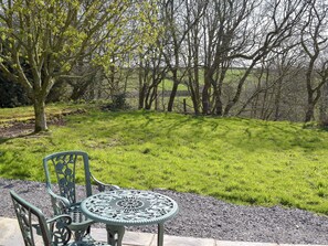Outdoor dining - 1 bedroom accommodation in Cwmsychpant, near Lampeter (Cwmsychpant, near Lampeter)