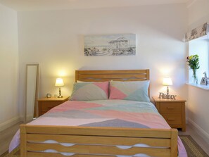 1 bedroom, travel cot, free WiFi, bed sheets - 1 bedroom accommodation in Cwmsychpant, near Lampeter (Cwmsychpant, near Lampeter)