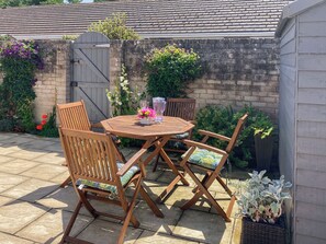 Outdoor dining - 2 bedroom accommodation in Tywyn (Tywyn)