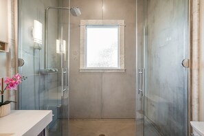 Badekar, hårtørrer, håndklæder, Sæbe