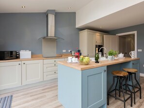 Oppvaskmaskin, høy barnestol og kjøkkenutstyr