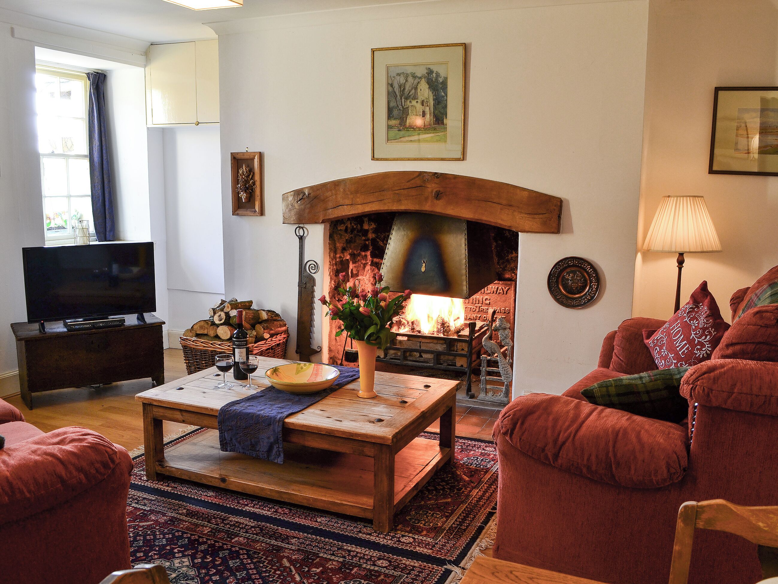 Televisión y chimenea 