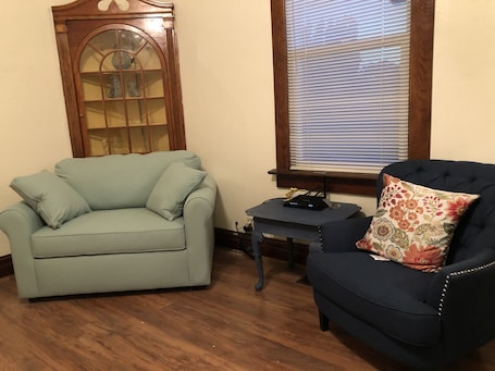 Smart TV, DVD player, books. Monroe Guest House- hiking, biking, hot springs, ATV, fishing, Nat'l Parks