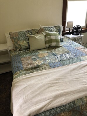 2 bedrooms, desk, iron/ironing board, WiFi - Monroe Guest House- hiking, biking, hot springs, ATV, fishing, Nat'l Parks (Monroe)
