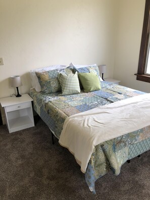 2 bedrooms, desk, iron/ironing board, WiFi