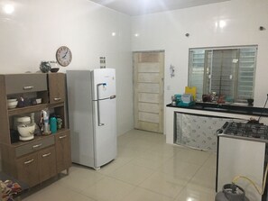 ثلاجة، مستلزمات طهي/أطباق/أوعية، مائدة طعام