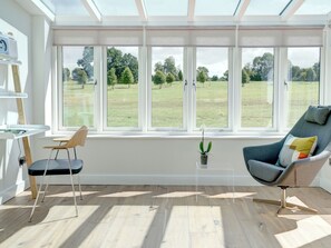 Interior - 1 bedroom accommodation in Near Cirencester (Near Cirencester)