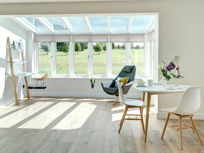 Interior - 1 bedroom accommodation in Near Cirencester (Near Cirencester)