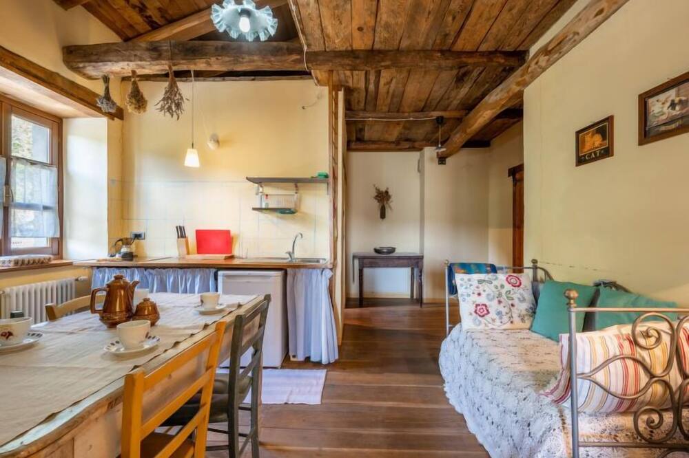 Giallo by Interhome