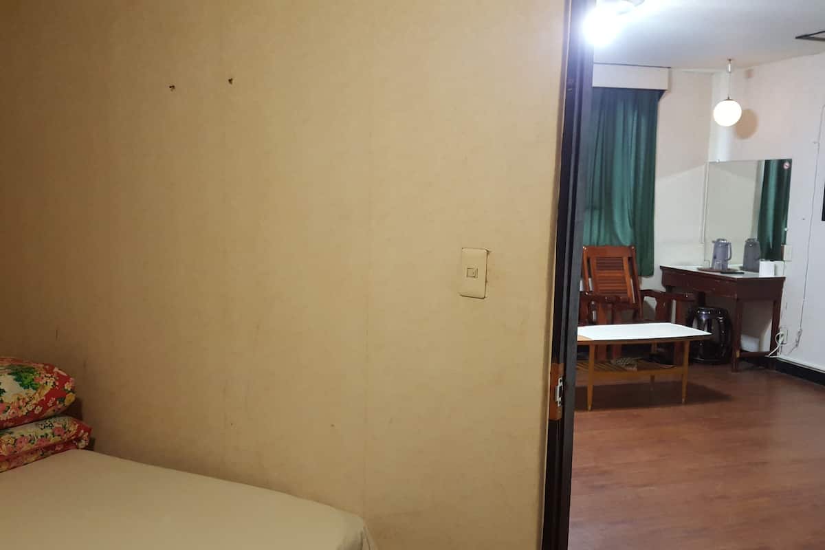 华丽四人房, 城市景观 | 办公桌、隔音、免费 WiFi、床单