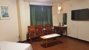 Deluxe Quadruple Room, City View | Living area | TV - Ta Li Wu Hotel (Dounan)