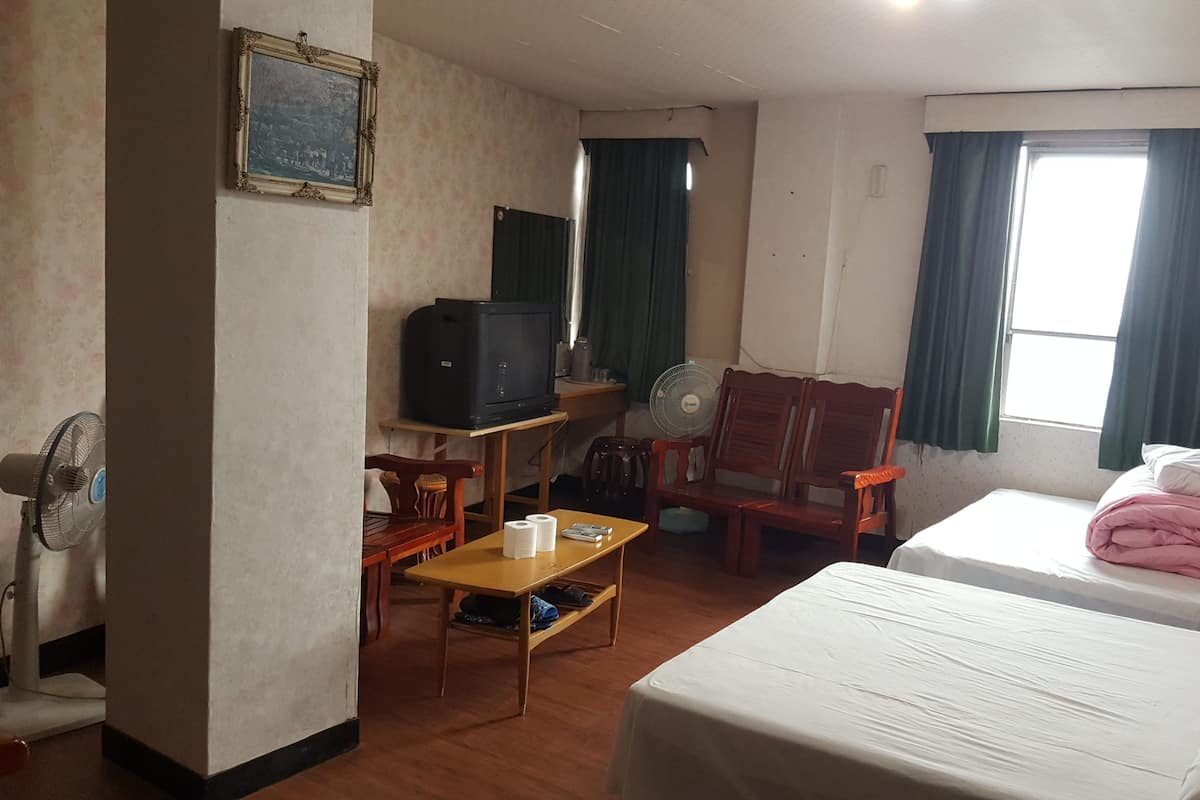 舒适四人房 | 办公桌、隔音、免费 WiFi、床单