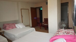 Family Room | Desk, soundproofing, free WiFi, bed sheets - Ta Li Wu Hotel (Dounan)