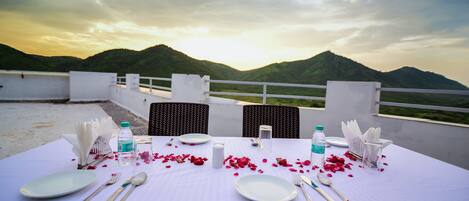 Local and international cuisine, alfresco dining
