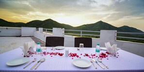 Spécialités Cuisine locale et internationale, restauration en plein air