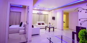 Chambre Deluxe | Coin séjour | Télévision LED de 32 pouces avec chaînes par câble, télévision