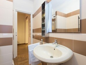 Een haardroger, handdoeken