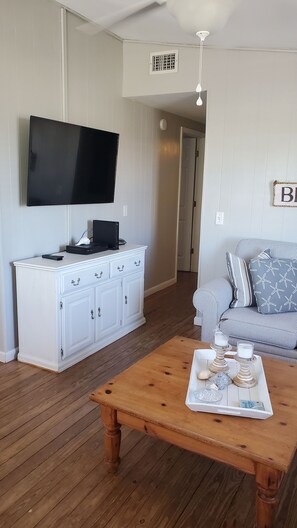 Living area - Beach Cottage Upstairs Unit (Fernandina Beach)