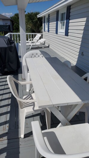 Outdoor dining - Beach Cottage Upstairs Unit (Fernandina Beach)