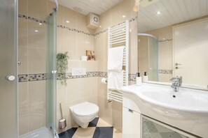 Dusche, Haartrockner, Handtücher, Seife