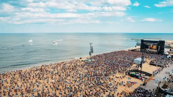 Plage à proximité, chaises longues, serviettes de plage