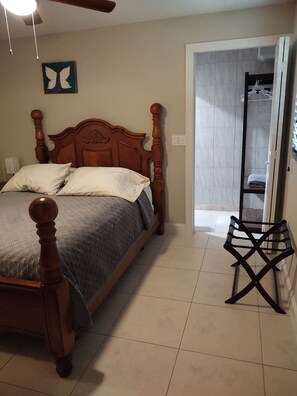 2 bedrooms, iron/ironing board, WiFi, bed sheets - Private 2/2 for family or two couples (Naples)