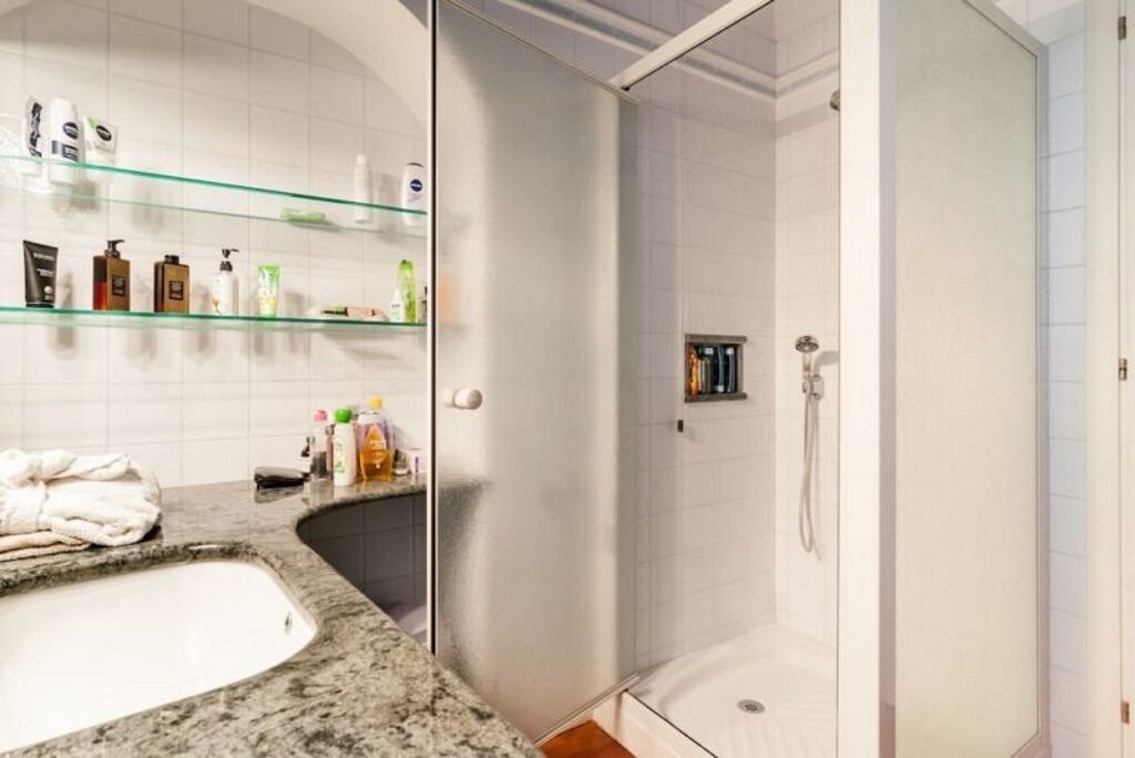 Baignoire, baignoire à jets, sèche-cheveux, bidet