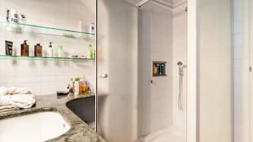 Baignoire, baignoire Ă jets, sĂšche-cheveux, bidet