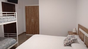 7 bedrooms, travel crib, free WiFi, bed sheets - Family home in the heart of the Delta (Poblenou del Delta)