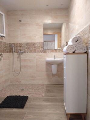 Shower, hair dryer, towels, soap - Family home in the heart of the Delta (Poblenou del Delta)