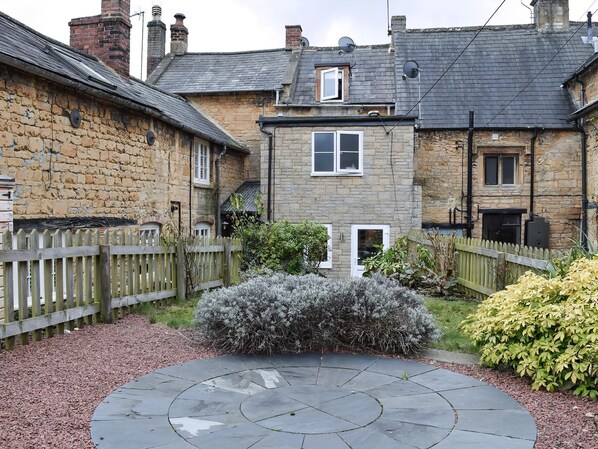 المنطقة المحيطة بالمنشأة