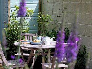Outdoor dining - 2 bedroom accommodation in Eastling (Eastling)