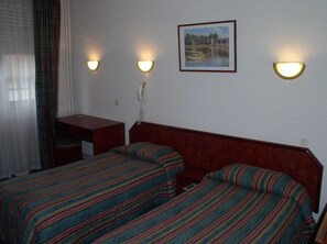 36 chambres, fer et planche à repasser, Wi-Fi gratuit, draps fournis