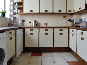 Dishwasher, cookware/dishes/utensils - 3 bedroom accommodation in Keswick (Keswick)